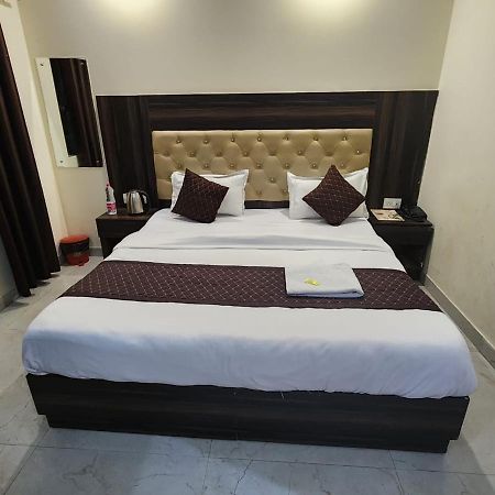 Hotel Ivy Plaza Luxury Нью-Делі Екстер'єр фото