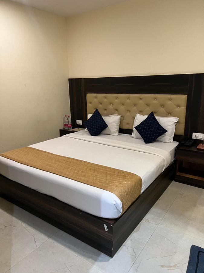 Hotel Ivy Plaza Luxury Нью-Делі Екстер'єр фото