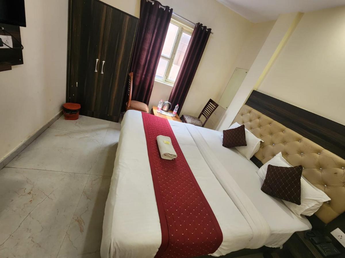Hotel Ivy Plaza Luxury Нью-Делі Екстер'єр фото